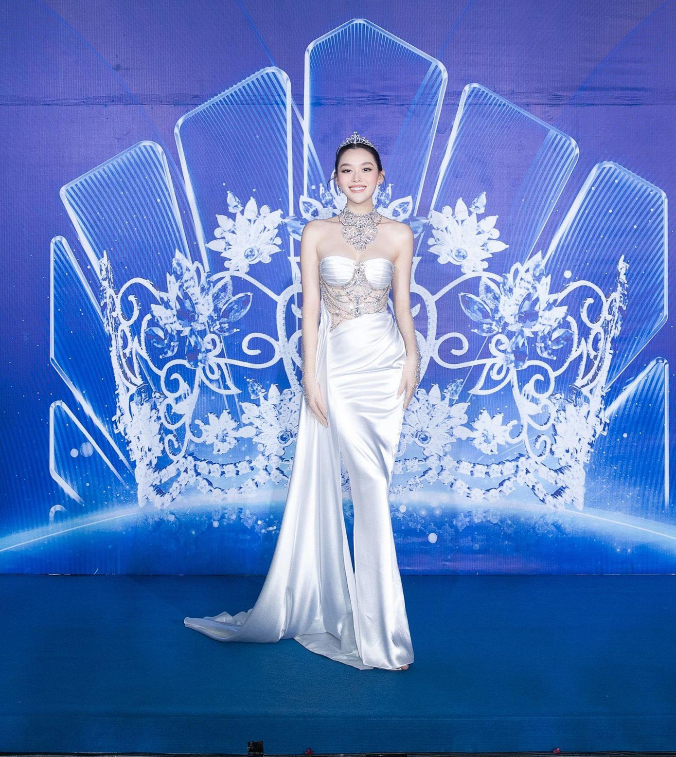 Dù đã sinh con nhưng Á hậu Tường San sớm trở lại đường đua V-Biz và ngày càng quyến rũ.