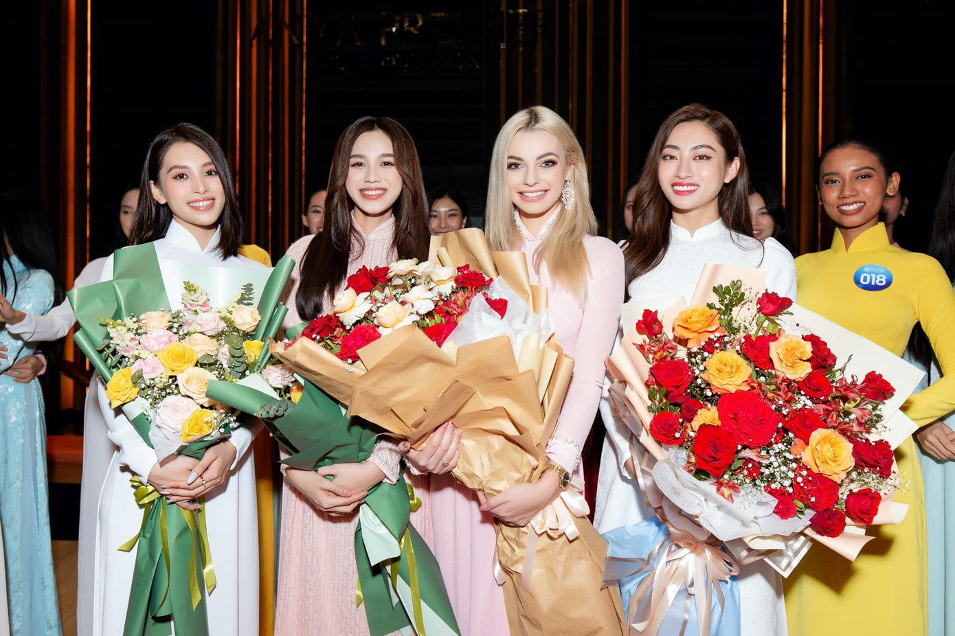 Khi vừa đặt chân tới Việt Nam, Karolina Bielawska được Hoa hậu Lương Thuỳ Linh, Đỗ Thị Hà và Trần Tiểu Vy chào đón.