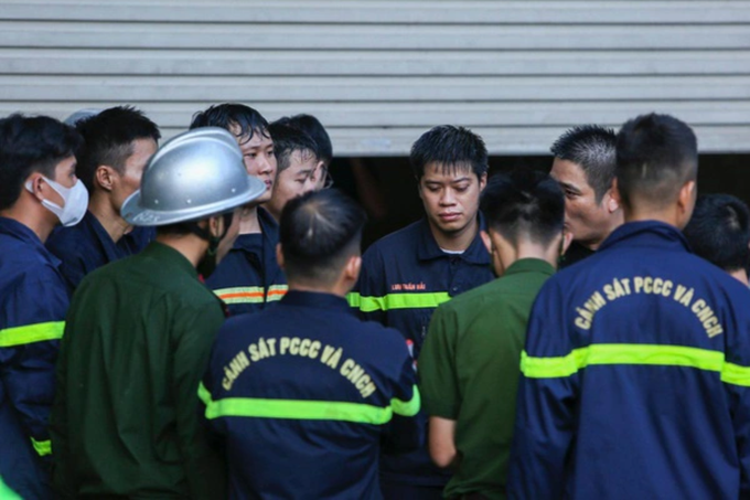 Đồng đội buồn bã, đau xót trước sự ra đi của Trung tá Đặng Anh Quân, Đội trưởng; Trung úy Đỗ Đức Việt, Binh nhì Nguyễn Đình Phúc