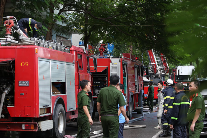60 cán bộ chiến sĩ nỗ lực dập tắt đám cháy và cứu người bên trong thoát ra ngoài an toàn.