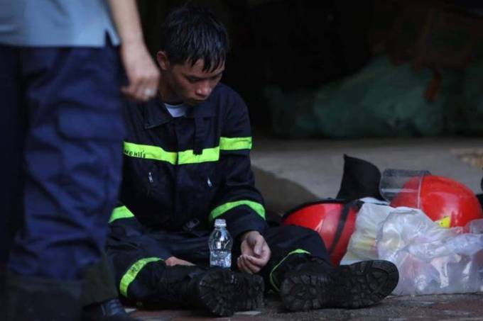 Giây phút như chết lặng của một chiến sĩ PCCC đã mất đi 3 đồng đội