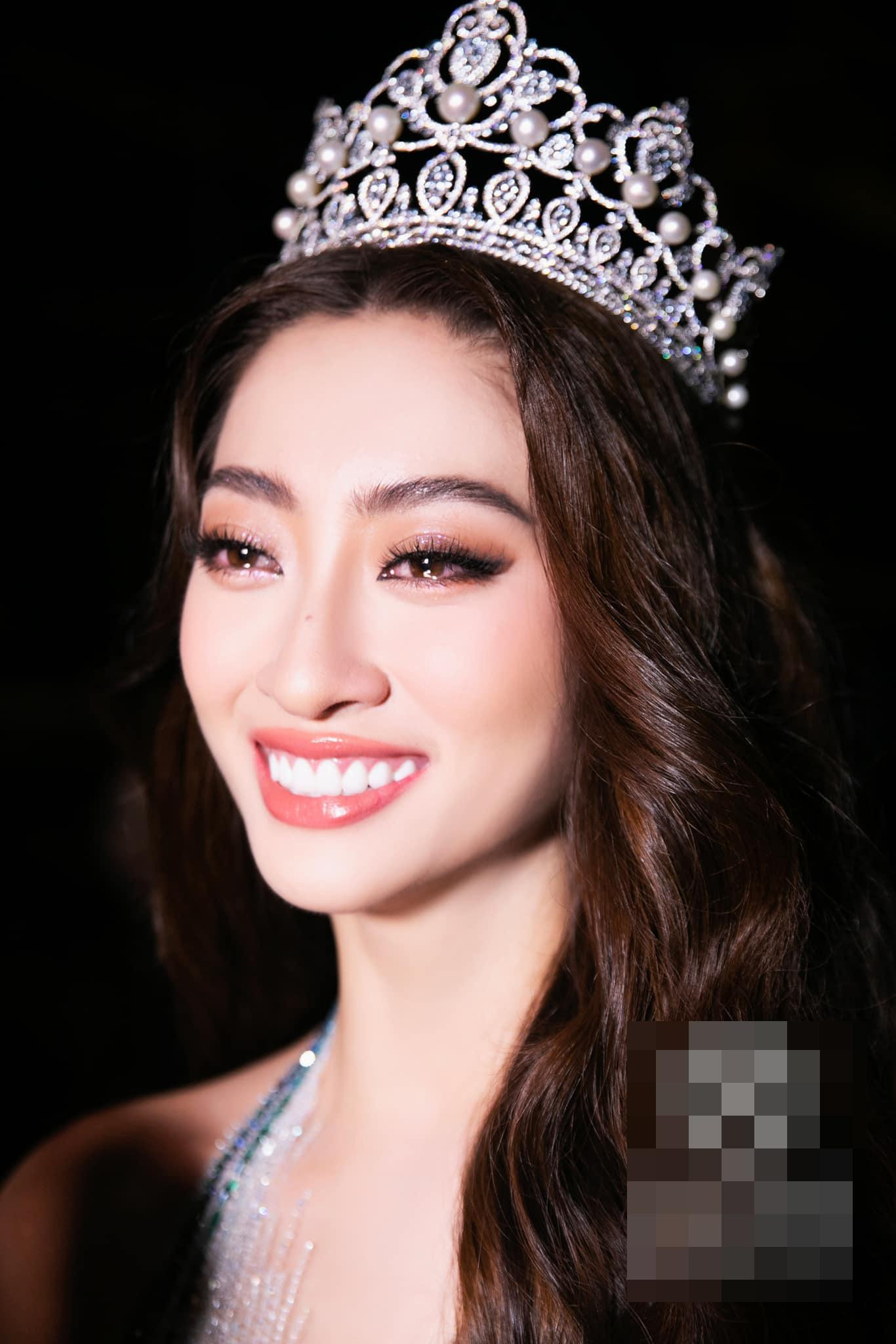 Thuỳ Tiên và Tiểu Vy không nén được xúc động trước những chia sẻ của Lương Thuỳ Linh trong đêm Chung kết Miss World Vietnam 2022.