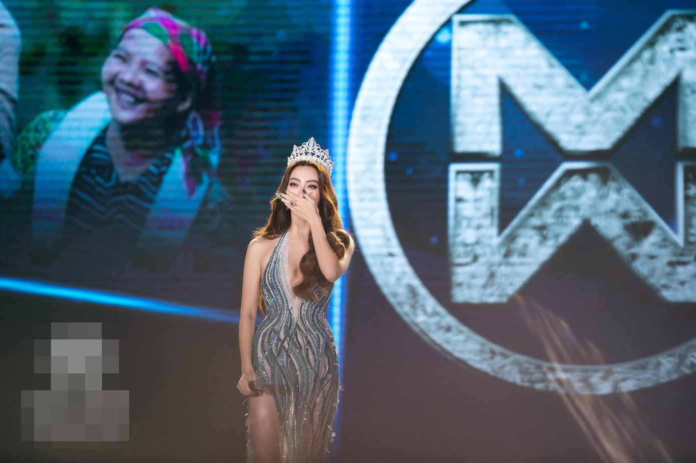 Lương Thùy Linh đặt câu hỏi cho mẹ ruột rồi khóc nghẹn trong màn final walk.