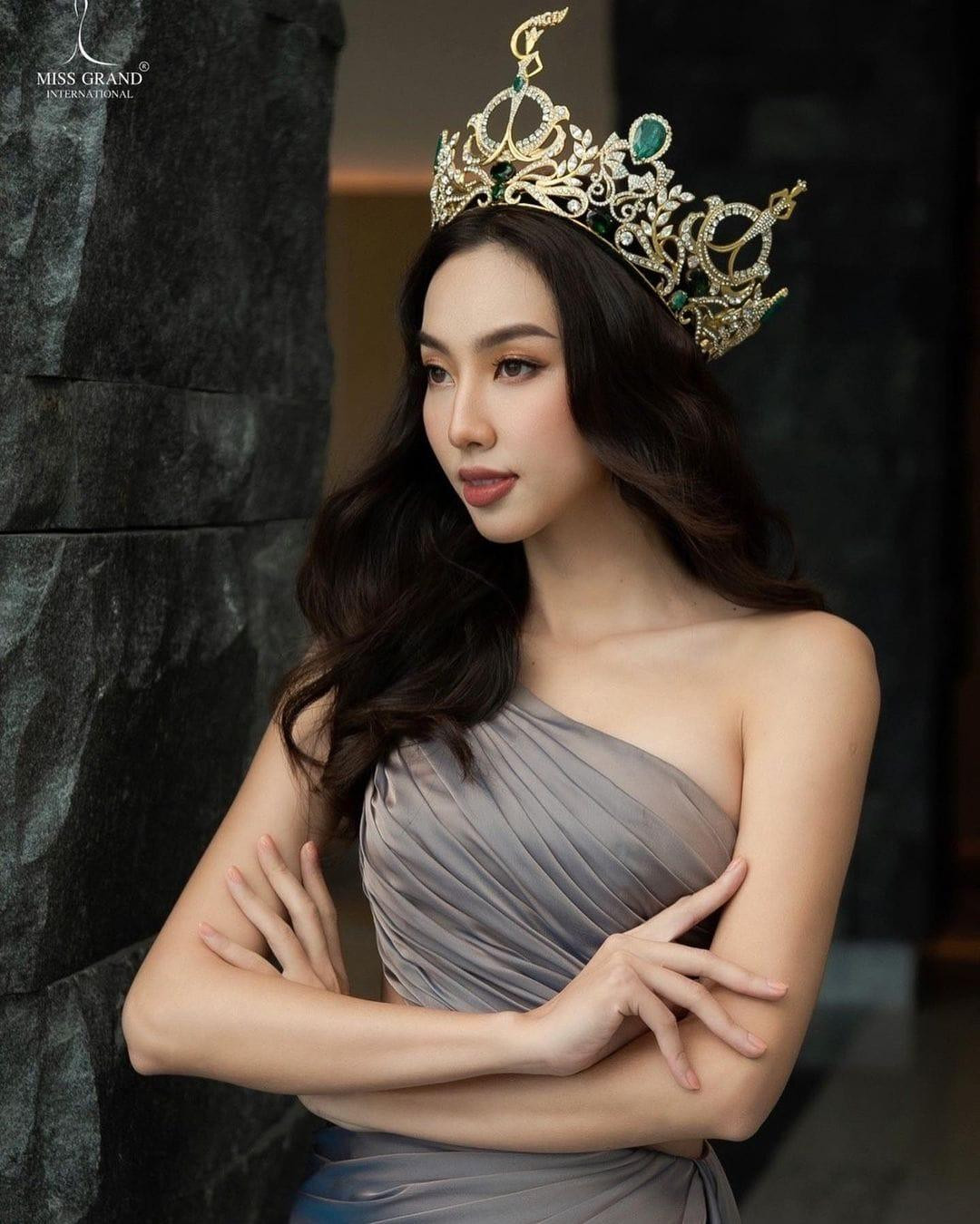 Sau gần 9 tháng đăng quang Miss Grand International 2021, nhan sắc Hoa hậu Thùy Tiên ngày càng thăng hạng. Trong chuyến công tác tại Malaysia gần đây, Thùy Tiên một lần nữa chứng tỏ cho người hâm mộ trong nước và quốc tế việc cô giành danh hiệu cao nhất là hoàn toàn xứng đáng cả về nhan sắc, tài năng và bản lĩnh sân khấu, kĩ năng trình diễn.