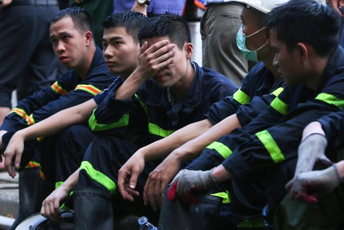 Nhận được tin dữ, nhiều đồng đội đã bật khóc trước sự ra đi của 3 chiến sĩ cảnh sát PCCC. Họ không ngờ rằng, ngày làm việc hôm nay lại là ngày cuối cùng họ được gặp 3 đồng đội.