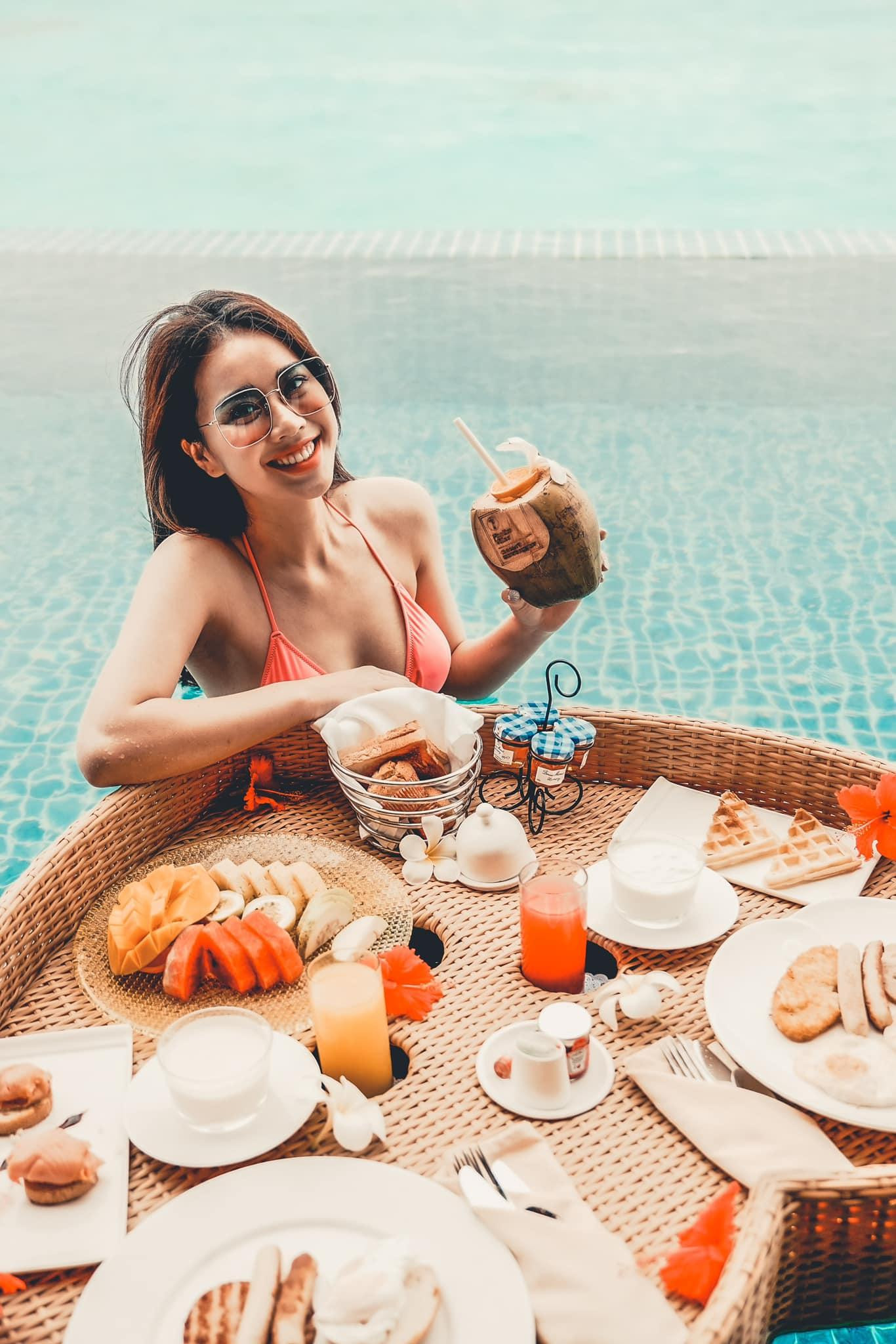 Ngô Mai Phương là gương mặt quen thuộc cũng như MC được yêu thích của chương trình “Bữa trưa vui vẻ”, “Ngày xưa chill phết”… Chính vì vậy khi chương trình “Bữa trưa vui vẻ” thông báo ngừng phát sóng, Mai Phương không tránh khỏi sự hụt hẫng. Cô chia sẻ: “Nhờ có “Bữa trưa vui vẻ” mới có Mai Phương của ngày hôm nay nên khi chương trình ngừng phát sóng, Phương cực kì hụt hẫng. Mọi thói quen như tất bật chuẩn bị để lên sóng trực tiếp, vội vàng đi tìm khách mời… đều phải dừng lại và mình chuyển sang làm chương trình khác thì cảm xúc lúc đó rất khó diễn tả. Phương cũng nhận được rất nhiều câu hỏi thắc mắc từ khán giả, những người dành tình cảm đặc biệt cho “Bữa trưa vui vẻ””.