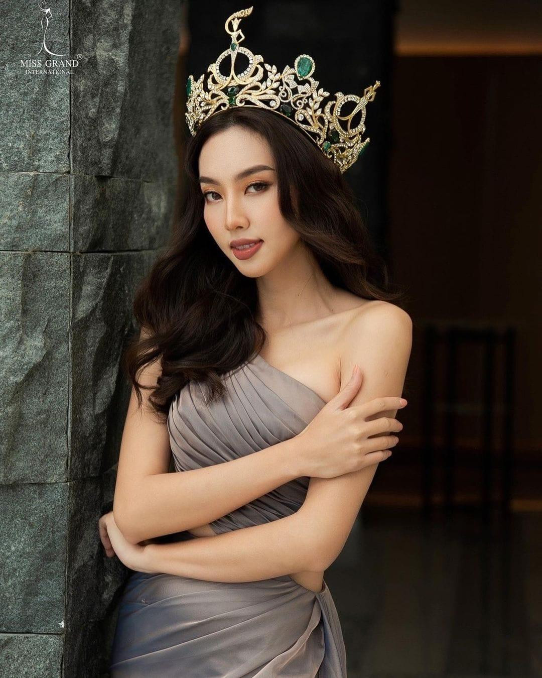 Diện đầm dạ hội lụa màu xám lạnh cùng tông trang điểm trầm khiến Thùy Tiên càng trở nên kiêu sa và quyến rũ hơn.