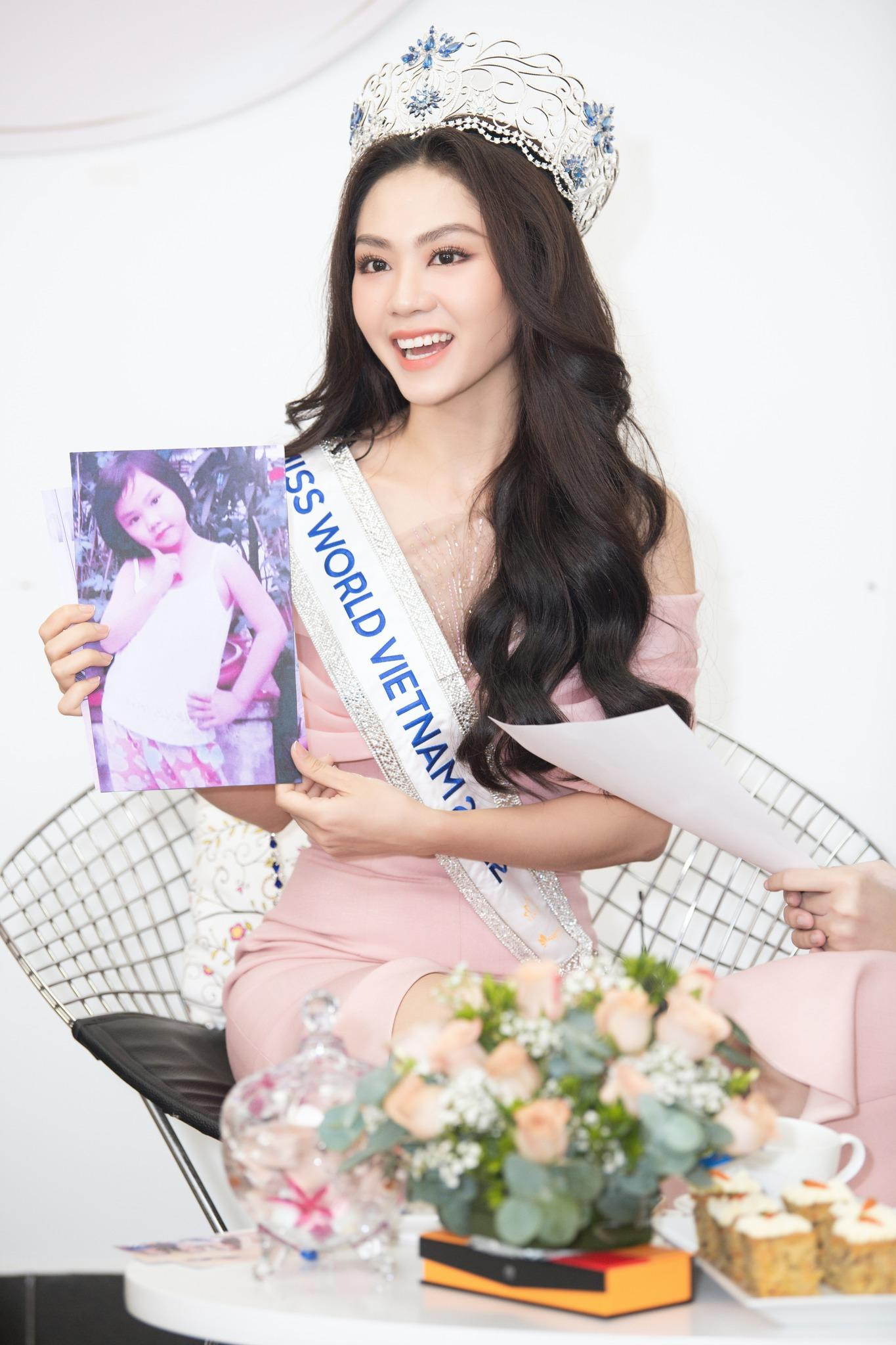 Mai Phương hào hứng khi nói về bức ảnh ngày nhỏ của mình.