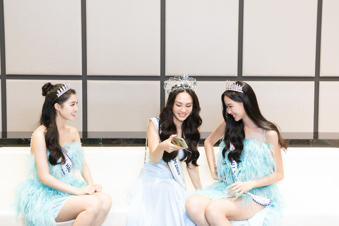 Sau ít ngày đăng quang, dư luận xuất hiện ý kiến trái chiều cho rằng Bảo Ngọc có phần “lấn át” Hoa hậu Mai Phương. Bảo Ngọc giải thích, có lẽ chiều cao 1,85 m là nguyên nhân khiến cô bị hiểu lầm. Theo Bảo Ngọc, cô không cố tình gây chú ý hoặc chiếm spotlight như lời đồn. &quot;Tôi mong mọi người có cái nhìn khách quan và đa chiều hơn. Những gì xuất hiện trên mạng chỉ là một phần của sự việc”- Bảo Ngọc nói.