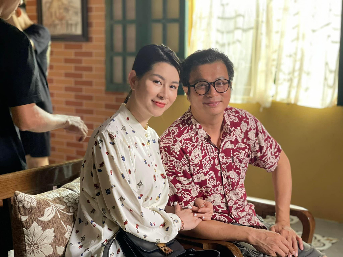 Diễn viên Lưu Huyền Trang và diễn viên Bá Anh ở hậu trường "Thương ngày nắng về".