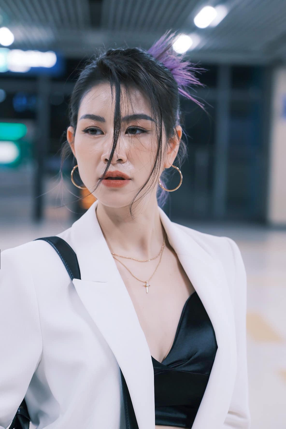 Ngoài đời, Huyền Trang biến hoá với nhiều phong cách thời trang. Cô được nhận xét sở hữu ngoại hình xinh đẹp, cá tính.