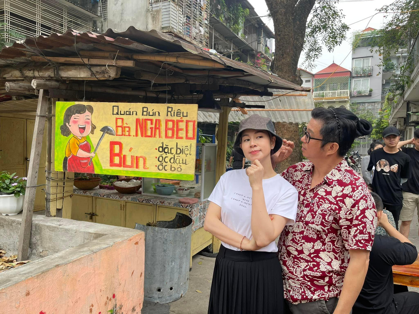 Diễn viên Lưu Huyền Trang và diễn viên Bá Anh ở hậu trường "Thương ngày nắng về".