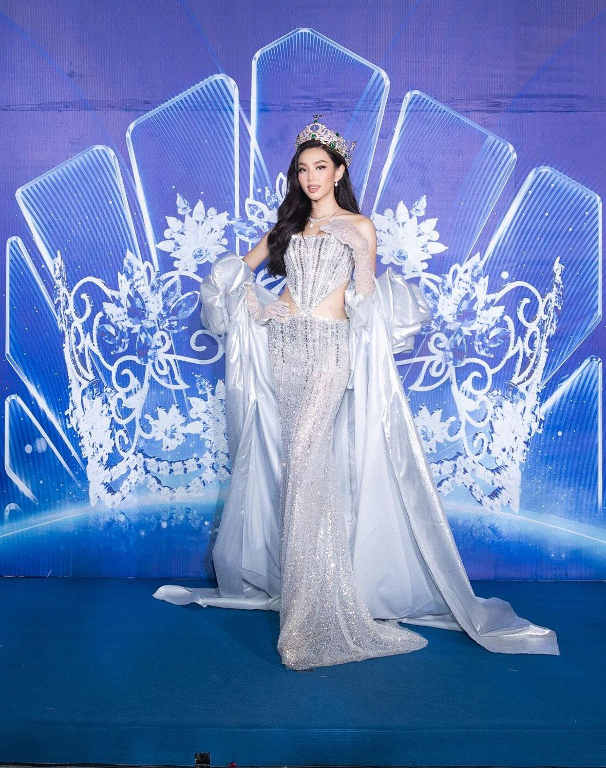 Vốn quen thuộc với những thiết kế cut-out, đương kim Hoa hậu Hòa bình Quốc tế Nguyễn Thúc Thùy Tiên lựa chọn phong cách sexy trên thảm đỏ.