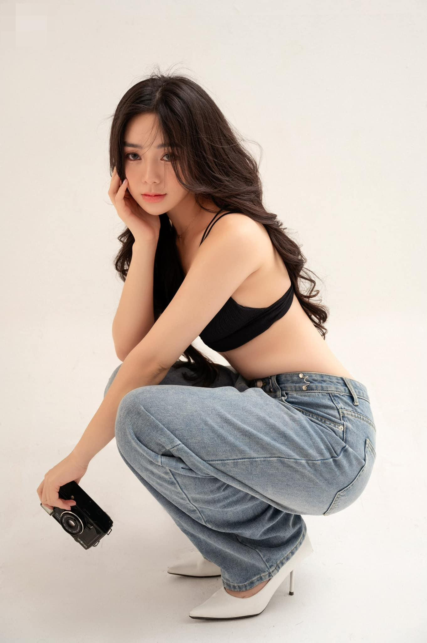 Trong phim, dù vào vai cô gái bụi bặm, cá tính nhưng Quỳnh Kool vẫn gây “nghiện” với nhan sắc xinh đẹp, thuần khiết. Đặc biệt, Sơn Ca cũng có khá nhiều cảnh ngọt ngào, tình tứ với nhân vật Quân do Bình An thủ vai. Trong phim, dù vào vai cô gái bụi bặm, cá tính nhưng Quỳnh Kool vẫn gây “nghiện” với nhan sắc xinh đẹp, thuần khiết. Đặc biệt, Sơn Ca cũng có khá nhiều cảnh ngọt ngào, tình tứ với nhân vật Quân do Bình An thủ vai.