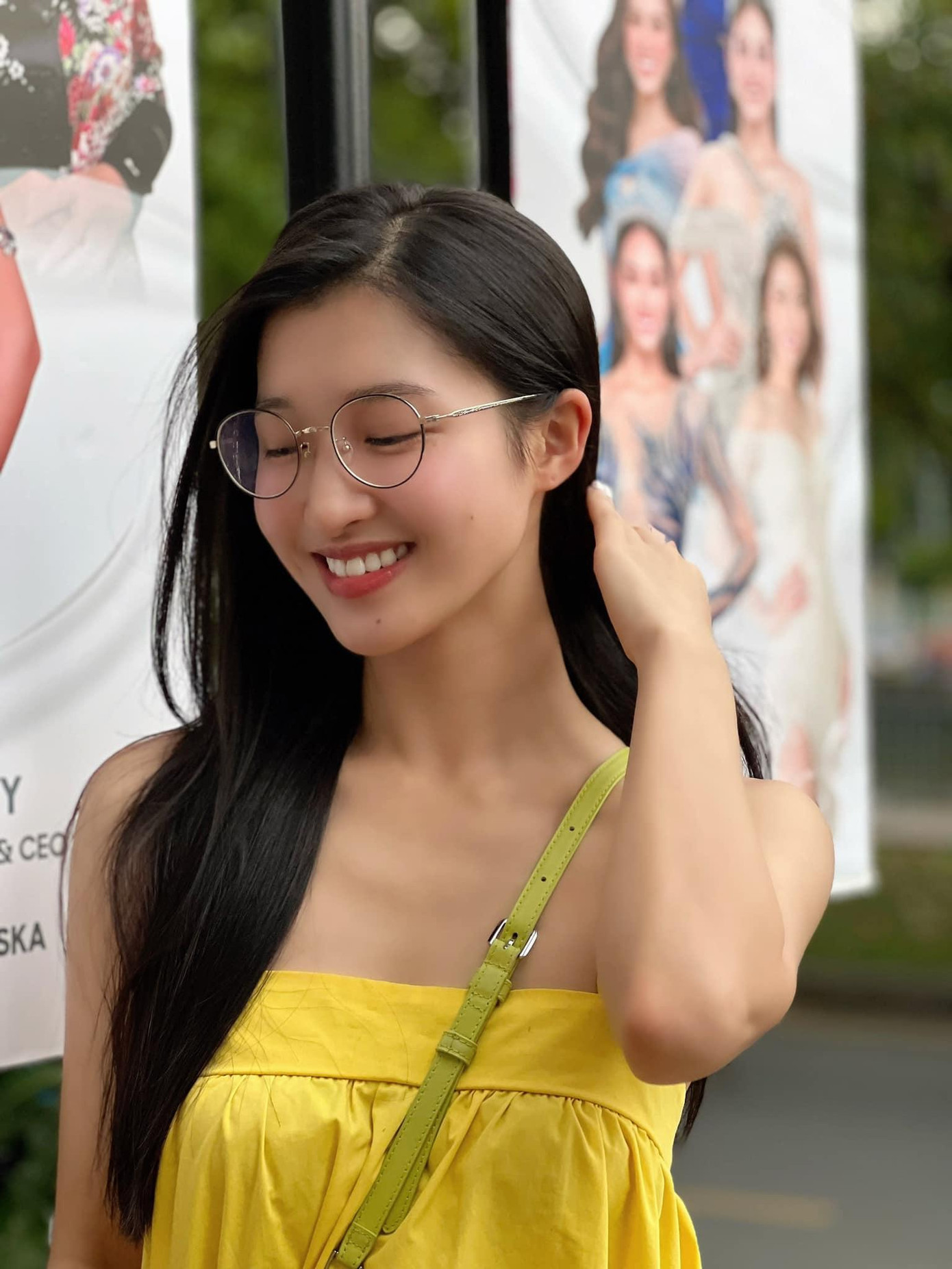 Nhiều người hâm mộ để lại lời khen ngợi cho nhan sắc hiếm có của Á hậu Phương Nhi: “Đẹp thật sự, nét nhẹ nhàng, trong sáng nhưng không mất đi sự quyến rũ và cá tính. Mong là cô Dung cho bạn đi thi quốc tế nha, khẳng định nhan sắc Việt trên bản đồ sắc đẹp thế giới”; “Xinh thật sự. Vẻ đẹp mà ai nhìn thấy cũng cảm thấy vui vẻ, không còn bực bội”; “Bé này xinh, dễ thương thật chứ”; “Trong sáng, thánh thiện, dễ thương mà gây thương nhớ nữa”; “Bé này đúng xinh như thiên thần”; “Nhìn lương thiện và trong veo”… Nhiều người hâm mộ để lại lời khen ngợi cho nhan sắc hiếm có của Á hậu Phương Nhi: “Đẹp thật sự, nét nhẹ nhàng, trong sáng nhưng không mất đi sự quyến rũ và cá tính. Mong là cô Dung cho bạn đi thi quốc tế nha, khẳng định nhan sắc Việt trên bản đồ sắc đẹp thế giới”; “Xinh thật sự. Vẻ đẹp mà ai nhìn thấy cũng cảm thấy vui vẻ, không còn bực bội”; “Bé này xinh, dễ thương thật chứ”; “Trong sáng, thánh thiện, dễ thương mà gây thương nhớ nữa”; “Bé này đúng xinh như thiên thần”; “Nhìn lương thiện và trong veo”…