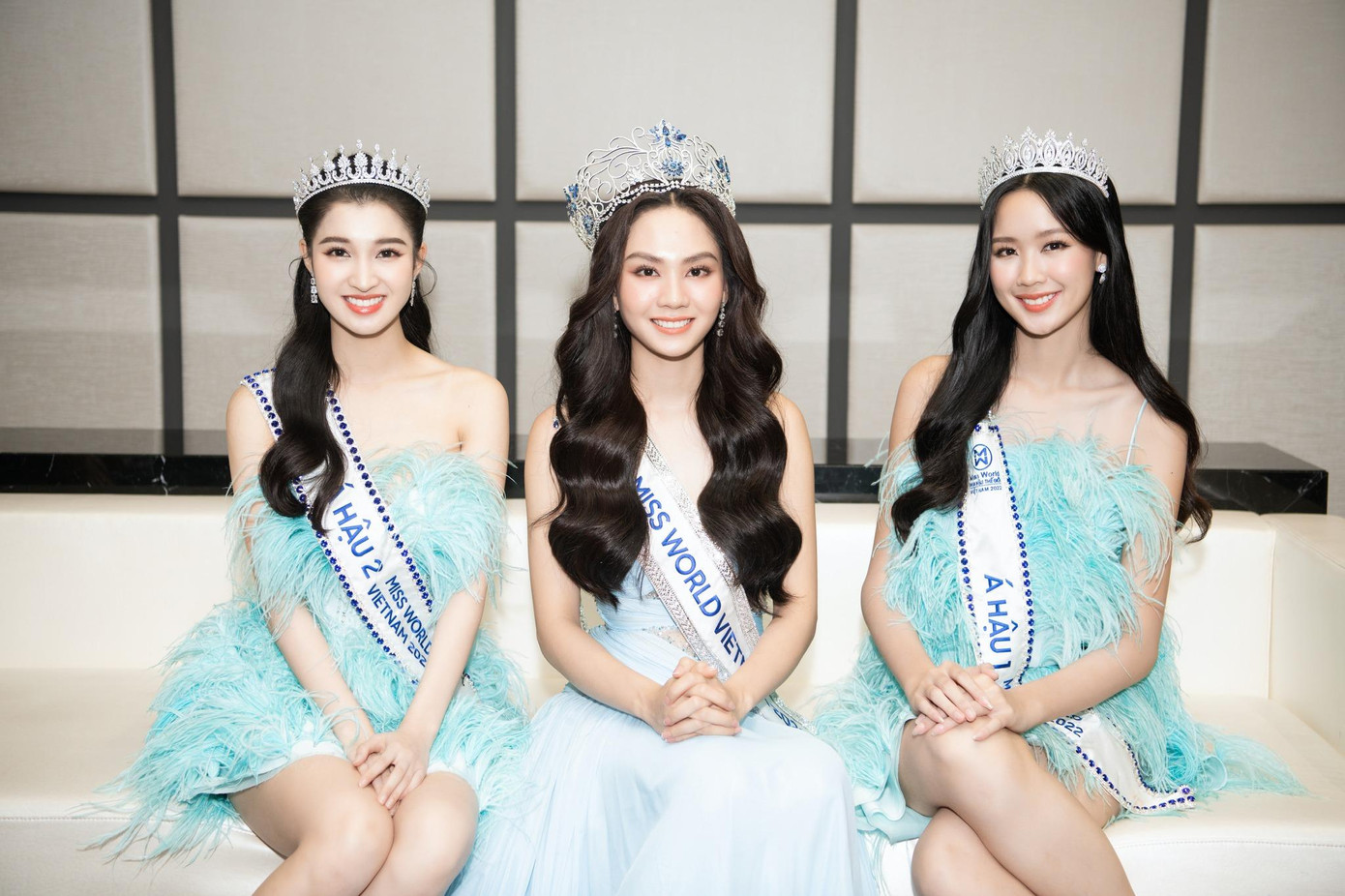Top 3 Miss World Vietnam 2022 có nhiều khoảnh khắc thân thiết bên nhau. Phương Nhi là cô em út và luôn nhận được sự quan tâm từ Mai Phương cũng như Bảo Ngọc.