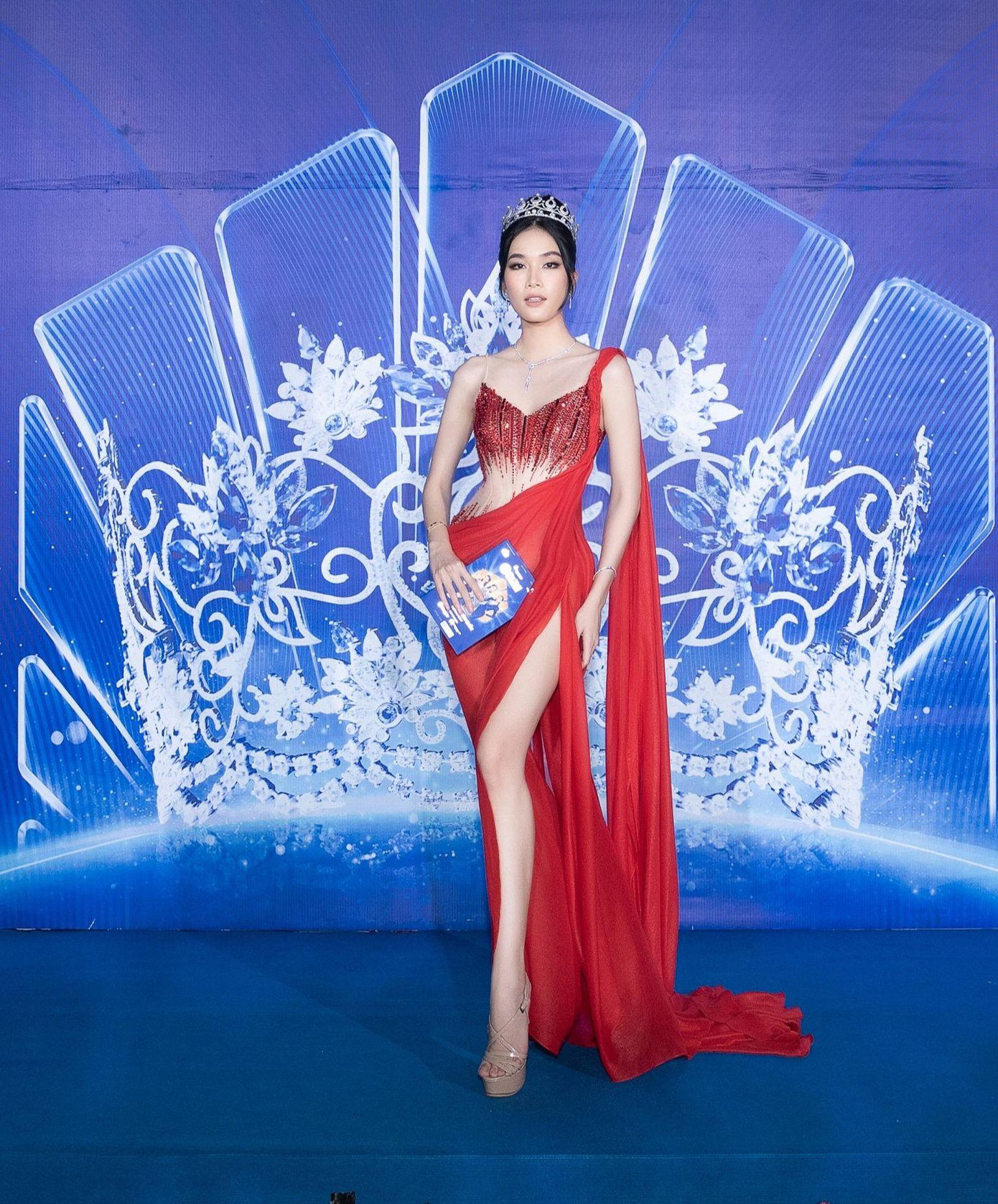 Á hậu Phương Anh chọn thiết kế màu đỏ vô cùng nổi bật trên thảm đỏ Chung kết Miss World Vietnam 2022.