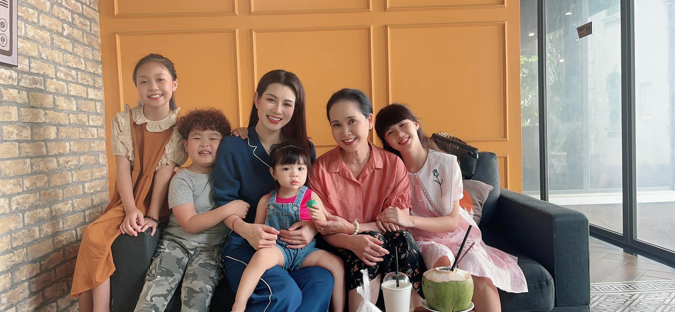 Huyền Trang cùng NSND Lan Hương và các diễn viên nhí trong phim.