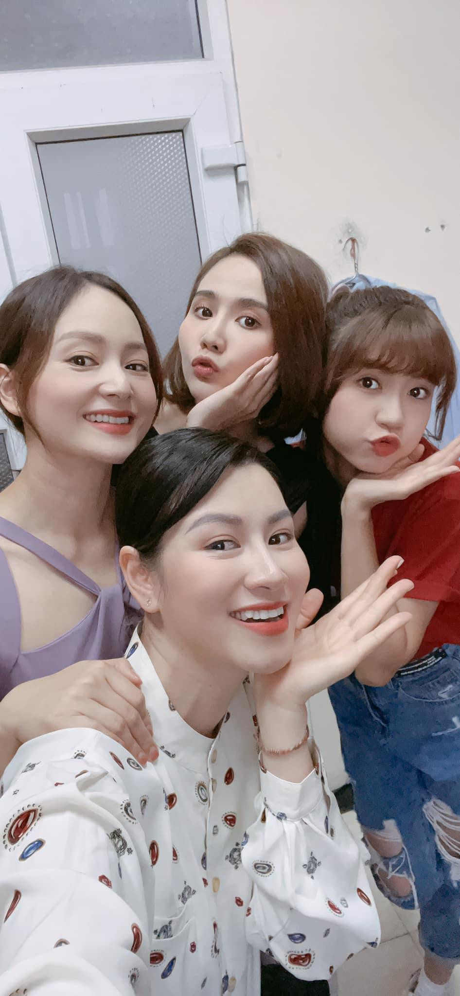 Diễn viên Lưu Huyền Trang cùng 3 chị em Vân Khánh- Vân Trang và Vân Vân do các diễn viên Lan Phương, Huyền Lizzie và Ngọc Huyền thủ vai.