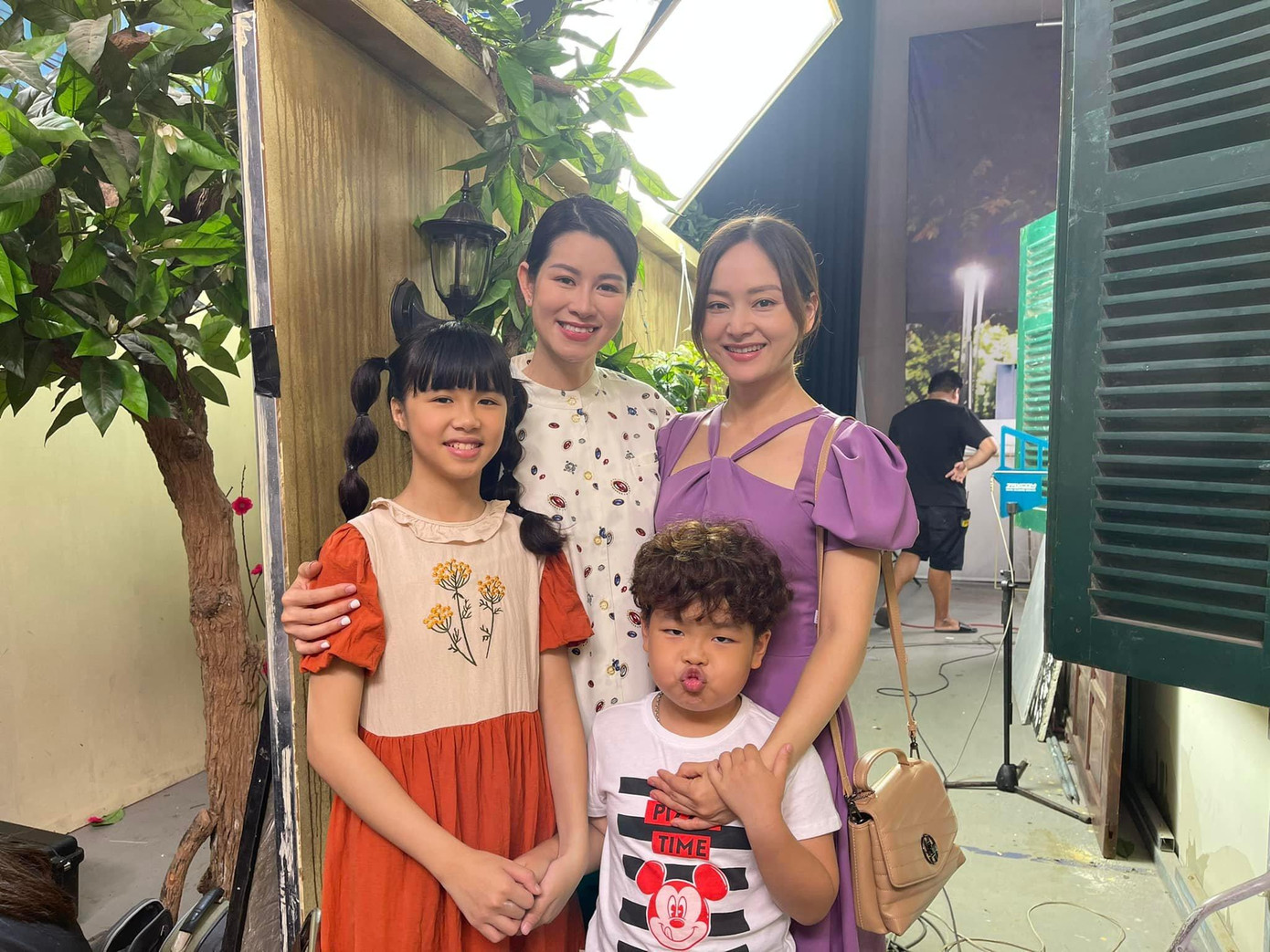 Ba mẹ con Vân Khánh đã có những cảnh quay thực sự xúc động và tự nhiên. Có thể nói, Vân Khánh là dấu mốc mới trong bước tiến sự nghiệp của diễn viên Lan Phương.