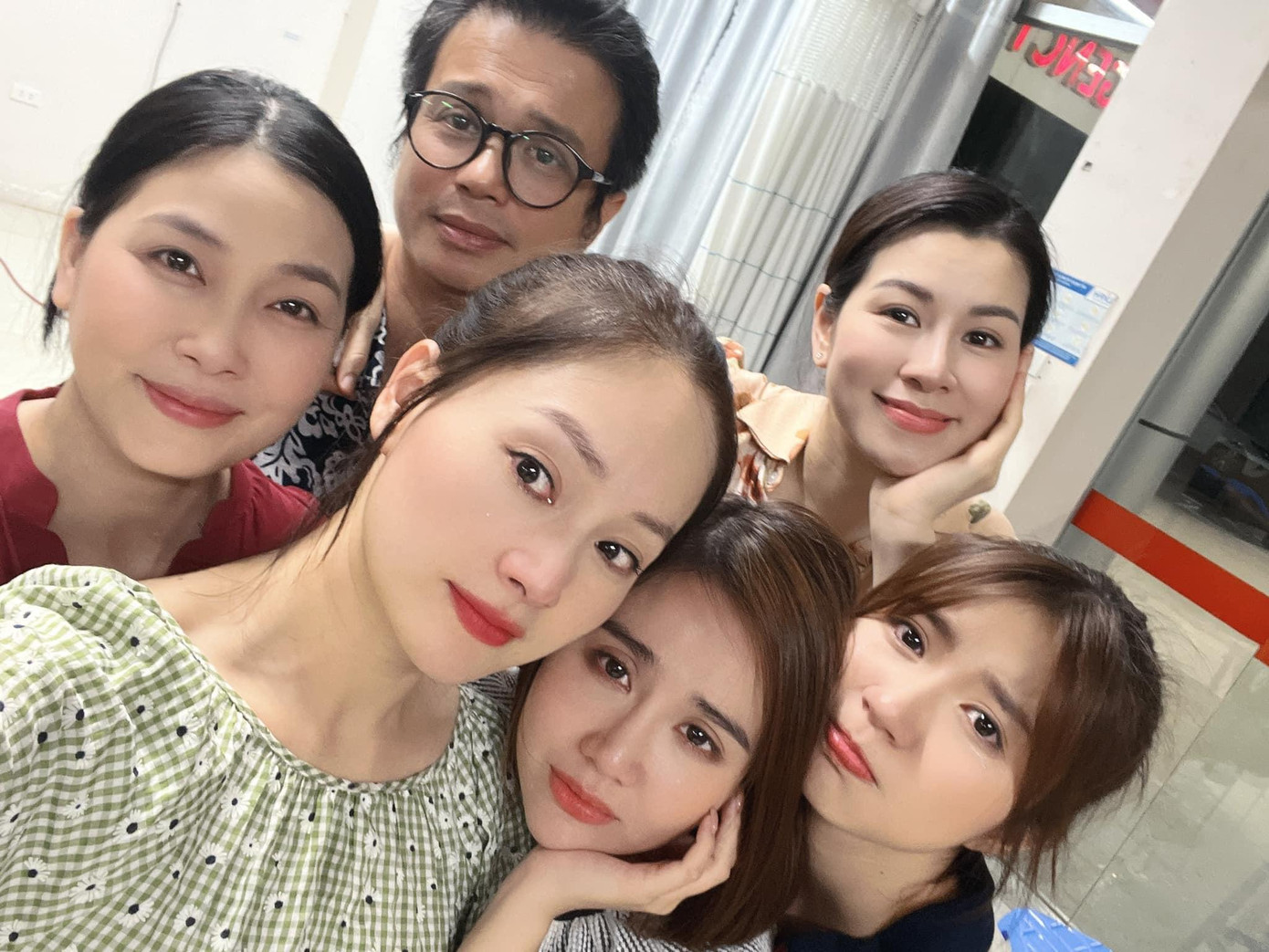 Các diễn viên đẫm nước mắt sau cảnh quay đưa mẹ Nga (NSƯT Thanh Quý) vào bệnh viện cấp cứu trong tập cuối.