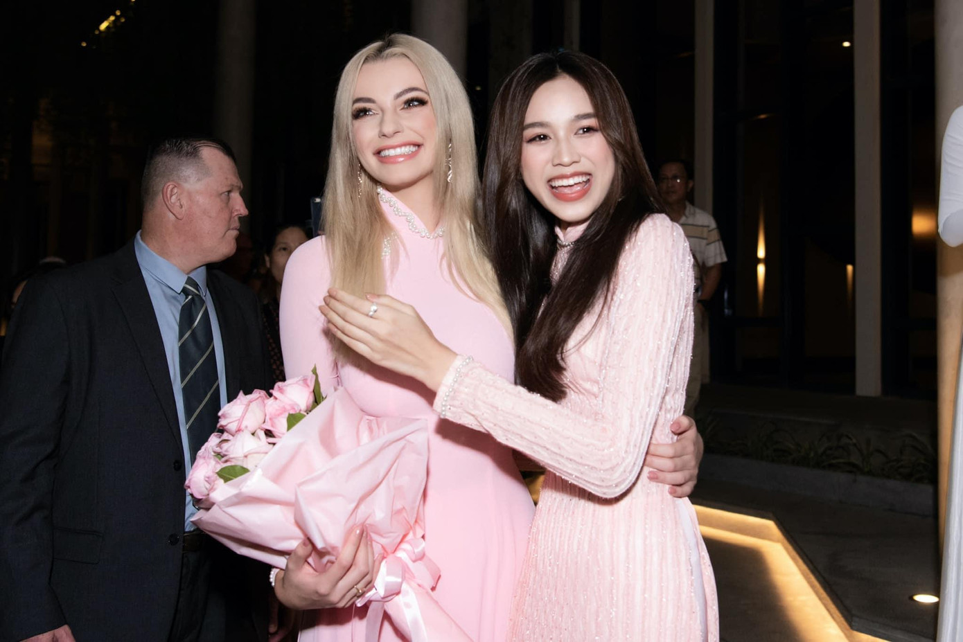 Cả hai có những khoảnh khắc thân thiết, vui vẻ trong sự kiện và cả đời thường.