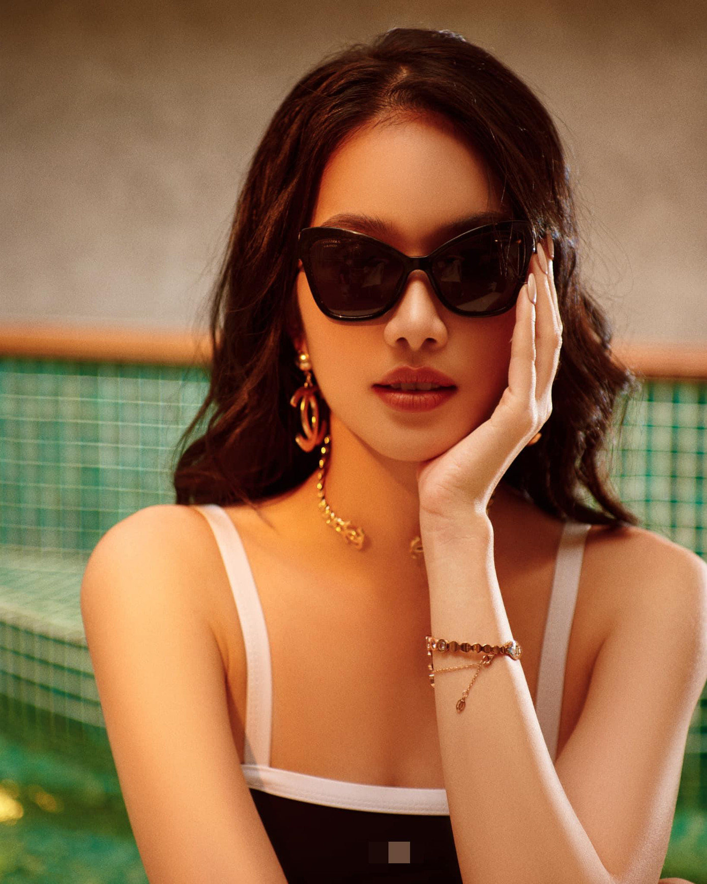 Á hậu Phương Anh sở hữu chiều cao 1m76 và số đo ba vòng ấn tượng: 87-61-93 cm. Thời gian gần đây, cô nàng tích cực tập luyện để chuẩn bị cho cuộc thi Miss International (Hoa hậu Quốc tế) nên vóc dáng ngày càng thon gọn và săn chắc hơn.