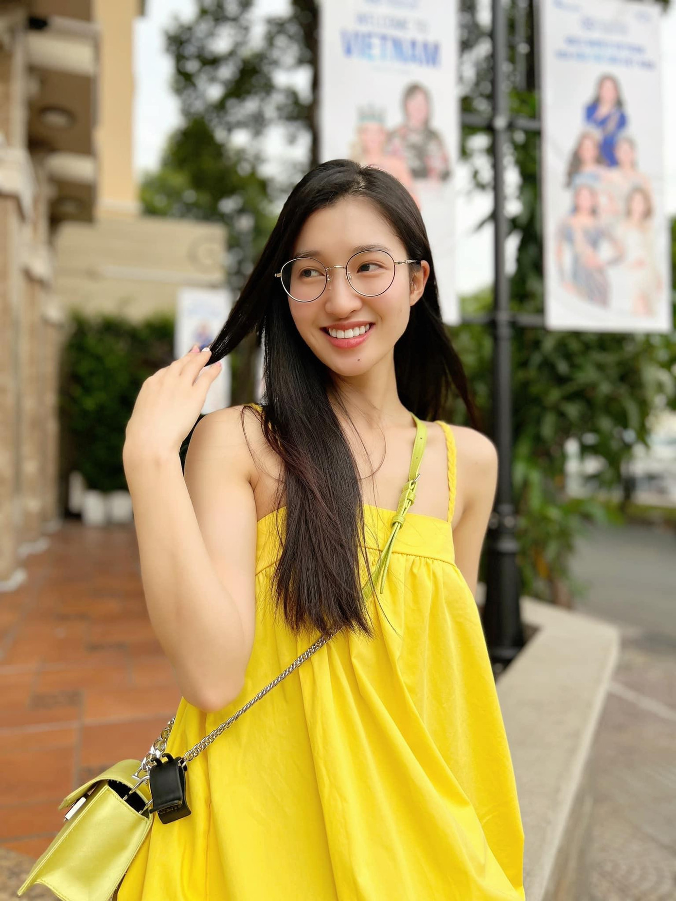 Thậm chí, nhiều hoa hậu, á hậu, người nổi tiếng cũng không thể kìm lòng trước nhan sắc của Phương Nhi. Theo quan điểm cá nhân của MC Đức Bảo, Phương Nhi là người đẹp nhất trong Top 3 Miss World Vietnam năm nay. Hoa hậu Đỗ Thị Hà để lại bình luận khen ngợi đàn em đồng hương: “Gái Thanh Hoá quá đẹp ạ”. Hoa hậu Hà Kiều Anh cho rằng, Phương Nhi đẹp như nụ hồng mới nở. Á hậu Thuỵ Vân hay Á hậu Tường San, kiện tướng Khánh Thi đồng quan điểm Phương Nhi quá đẹp. Thậm chí, nhiều hoa hậu, á hậu, người nổi tiếng cũng không thể kìm lòng trước nhan sắc của Phương Nhi. Theo quan điểm cá nhân của MC Đức Bảo, Phương Nhi là người đẹp nhất trong Top 3 Miss World Vietnam năm nay. Hoa hậu Đỗ Thị Hà để lại bình luận khen ngợi đàn em đồng hương: “Gái Thanh Hoá quá đẹp ạ”. Hoa hậu Hà Kiều Anh cho rằng, Phương Nhi đẹp như nụ hồng mới nở. Á hậu Thuỵ Vân hay Á hậu Tường San, kiện tướng Khánh Thi đồng quan điểm Phương Nhi quá đẹp.