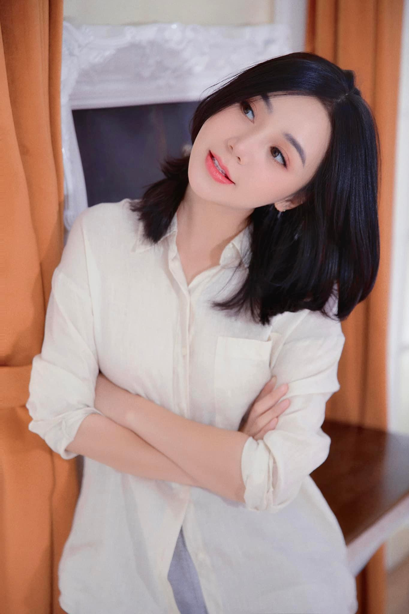 Quỳnh Kool được xem là “ngọc nữ” mới của màn ảnh Việt phía Bắc. Cô nàng sở hữu nhan sắc xinh đẹp và thuần khiết. Được đào tạo bài bản ở trường Đại học Sân khấu Điện ảnh, Quỳnh Kool nhận nhiều vai diễn ấn tượng trong các phim giờ vàng của VTV. Trong đó, phải kể đến như: Hướng dương ngược nắng, Đừng bắt em phải quên, Hãy nói lời yêu, Anh có phải đàn ông không?...