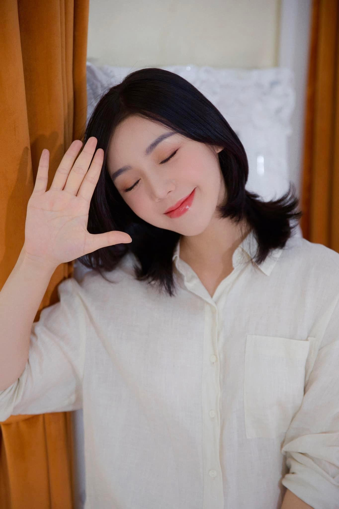 Mới đây, Quỳnh Kool chia sẻ một số khoảnh khắc đời thường với tạo hình cô nàng Sơn Ca trong phim “Ga-ra hạnh phúc”. Chỉ với áo sơ mi trắng, trang điểm nhẹ nhàng nhưng Quỳnh Kool vẫn khiến người hâm mộ say đắm.