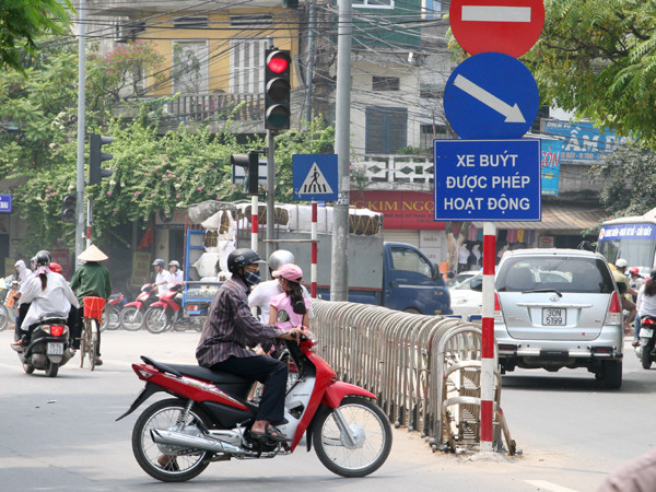 Cắt ngang đường bất chấp nguy hiểm tới tính mạng