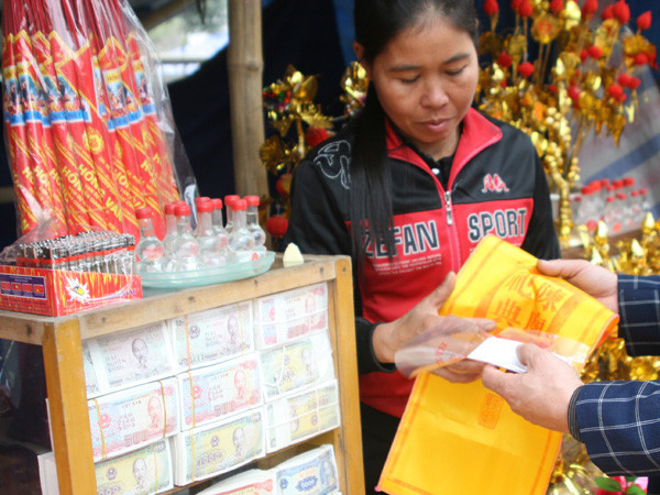 Dễ dàng mua ấn đền Trần tại khu vực đền Bảo Lộc với giá từ 5 đến 50.000 đồng.