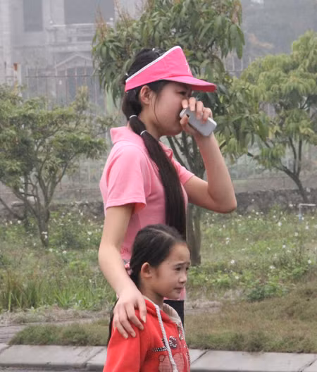 ...và lén lau những giọt nước mắt..
