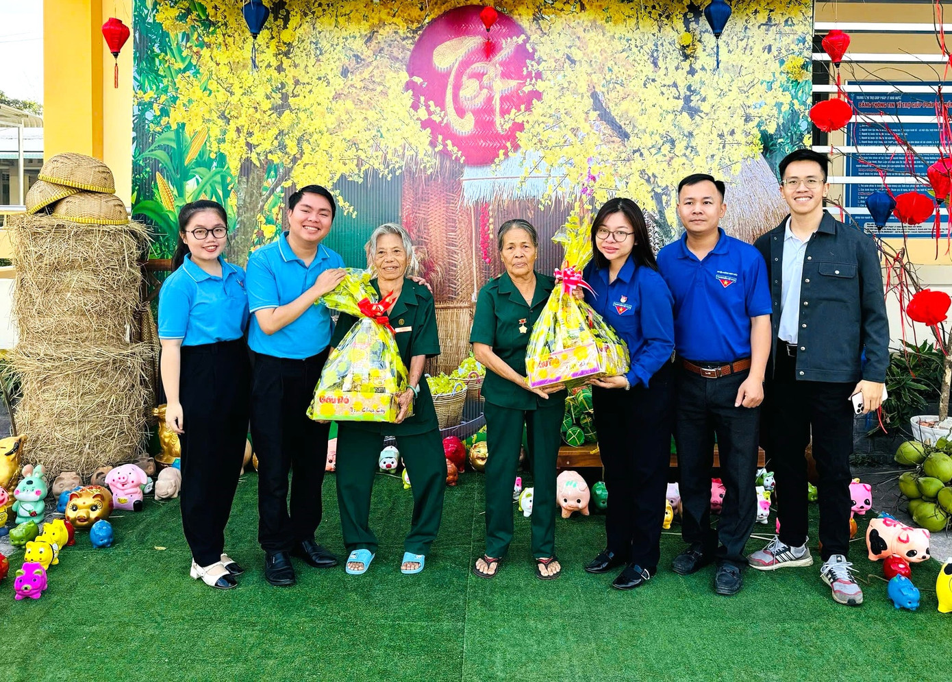 Ban tổ chức tặng quà các cô chú Hội cựu TNXP tại tỉnh Tây Ninh.