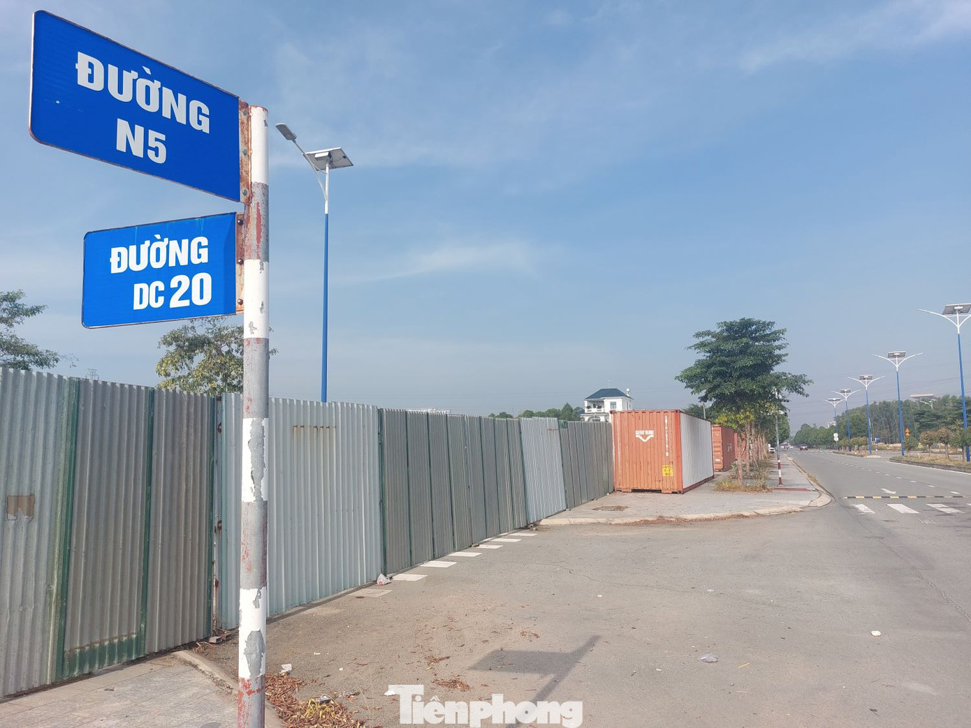 Một số tuyến đường bên trong dự án được rào chắn lại. Một số tuyến đường bên trong dự án được rào chắn lại.