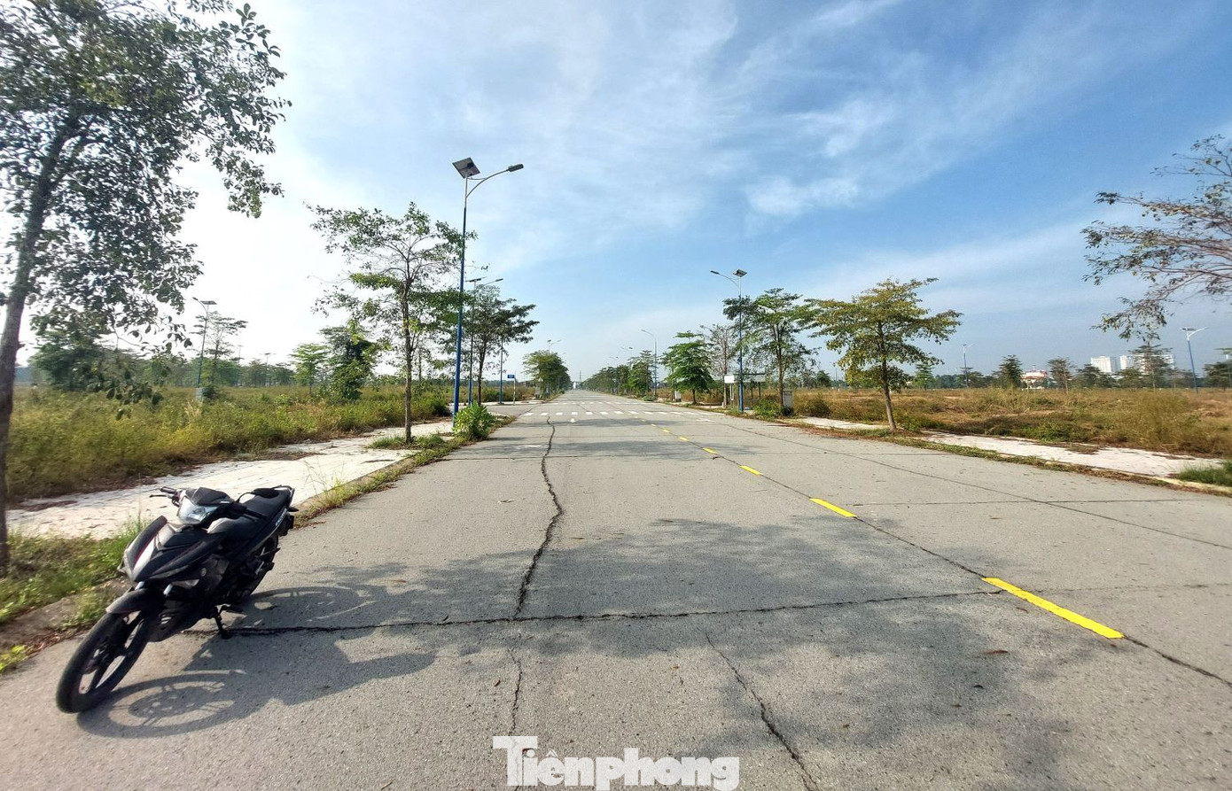 Vào thời điểm giữa năm 2019, dù chưa được cấp phép nhưng Công ty Cổ phần Đại Nam đã tổ chức xây dựng nên bị Thanh tra Sở Xây dựng Bình Dương ban hành quyết định xử phạt vi phạm hành chính. Vào thời điểm giữa năm 2019, dù chưa được cấp phép nhưng Công ty Cổ phần Đại Nam đã tổ chức xây dựng nên bị Thanh tra Sở Xây dựng Bình Dương ban hành quyết định xử phạt vi phạm hành chính.