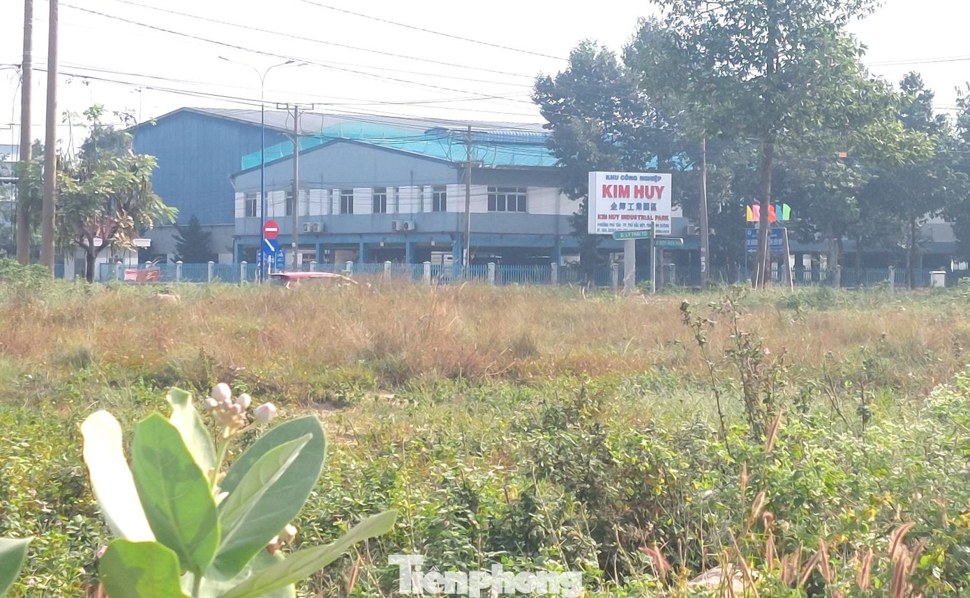 Dự án nằm đối diện với khu công nghiệp Kim Huy. Dự án nằm đối diện với khu công nghiệp Kim Huy.