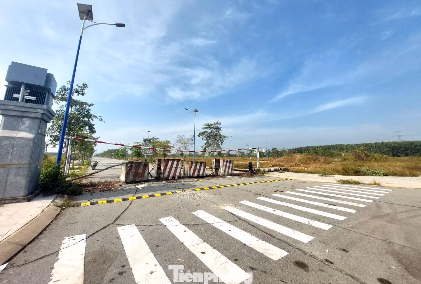 Ngày 5/1, ghi nhận của phóng viên, tại dự án Khu nhà ở Đại Nam (phường Phú Tân, TP Thủ Dầu Một, tỉnh Bình Dương) xung quanh được dựng tôn và hàng trăm thùng container. Bên trong khu đất dự án, các hạng mục đã đầu tư nhưng xuống cấp, hư hỏng, cỏ dại mọc um tùm.