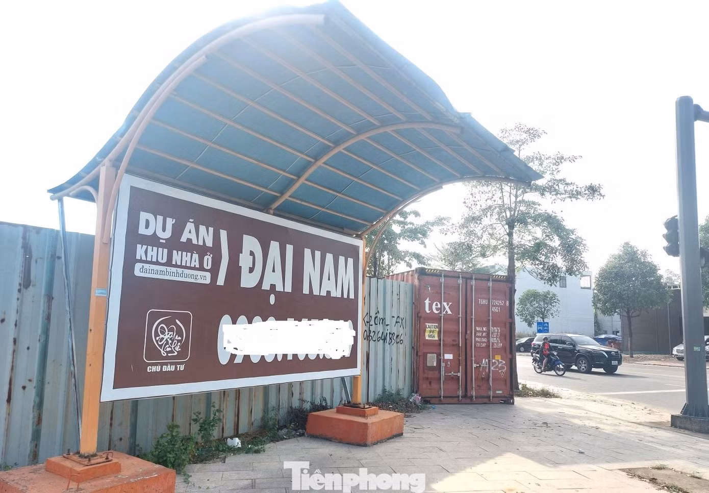 Bên ngoài dự án được rào chắn tôn và hàng trăm thùng container.
