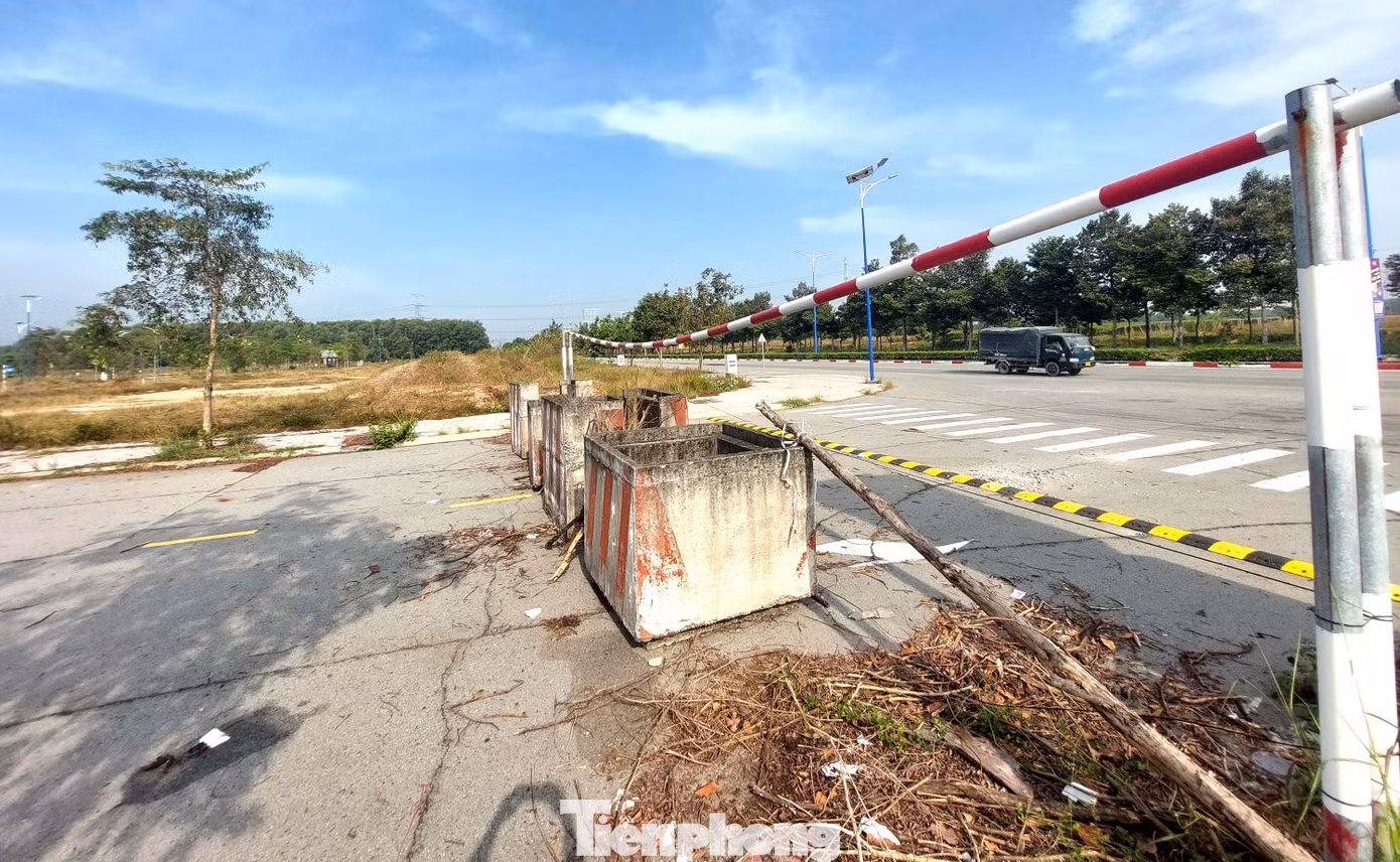 Về nguồn gốc đất, dự án Khu nhà ở Đại Nam trước đó được hình thành trên cơ sở điều chỉnh giảm diện tích quy hoạch KCN Sóng Thần III từ 543 ha xuống còn 427 ha (giảm 107 ha).