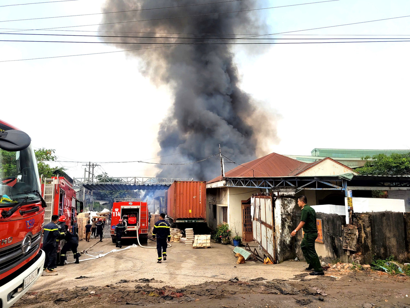 Lực lượng chức năng tiếp cận đám cháy.