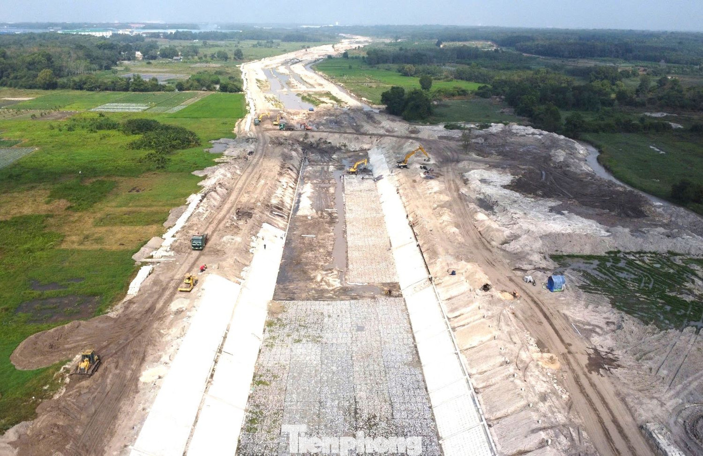 Ngày 9/1, ghi nhận của phóng viên báo Tiền Phong, dự án kênh thoát nước Suối Cái (Bình Dương) đang được đẩy nhanh tiến độ trong điều kiện thời tiết thuận lợi. Công trường nhộn nhịp với xe cộ, máy móc và hàng trăm công nhân hăng say làm việc.