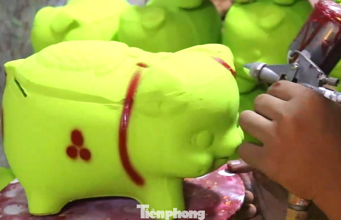 Theo anh Long, để kịp thời giao các đơn hàng số lượng lớn cho khách ở các tỉnh Tây Nguyên, miền Tây, những ngày qua gia đình anh đã đẩy nhanh tiến độ, song vẫn phải đảm bảo chất lượng để giữ uy tín. Theo anh Long, để kịp thời giao các đơn hàng số lượng lớn cho khách ở các tỉnh Tây Nguyên, miền Tây, những ngày qua gia đình anh đã đẩy nhanh tiến độ, song vẫn phải đảm bảo chất lượng để giữ uy tín.