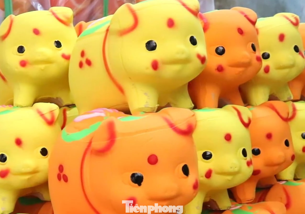 Quá trình sản xuất heo đất gồm nhiều công đoạn, với nhiều hộ gia đình tham gia. Có hộ chuyên cung cấp nguyên liệu đất sét, hộ khác lại đảm nhận việc nặn và nung heo, sau cùng là hộ làm công đoạn trang trí, hoàn thiện sản phẩm. Quá trình sản xuất heo đất gồm nhiều công đoạn, với nhiều hộ gia đình tham gia. Có hộ chuyên cung cấp nguyên liệu đất sét, hộ khác lại đảm nhận việc nặn và nung heo, sau cùng là hộ làm công đoạn trang trí, hoàn thiện sản phẩm.