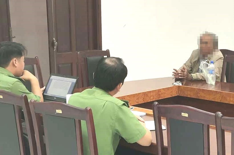 Công an làm việc với người đàn ông có hành vi vu khống, xuyên tạc Công an làm việc với người đàn ông có hành vi vu khống, xuyên tạc