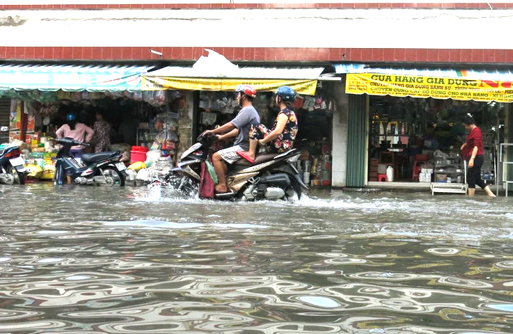 Khu vực chợ Thủ Dầu Một (Bình Dương) ngập do triều cường Khu vực chợ Thủ Dầu Một (Bình Dương) ngập do triều cường