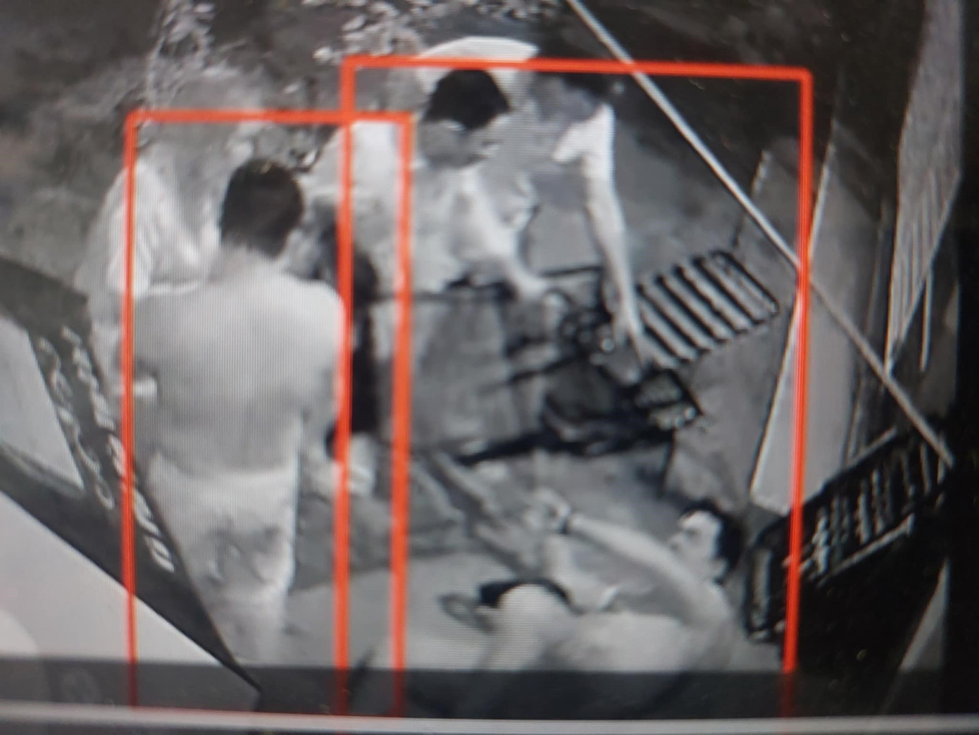 Nạn nhân bị nhóm 3 người vây đánh Ảnh: cắt từ clip Nạn nhân bị nhóm 3 người vây đánh Ảnh: cắt từ clip