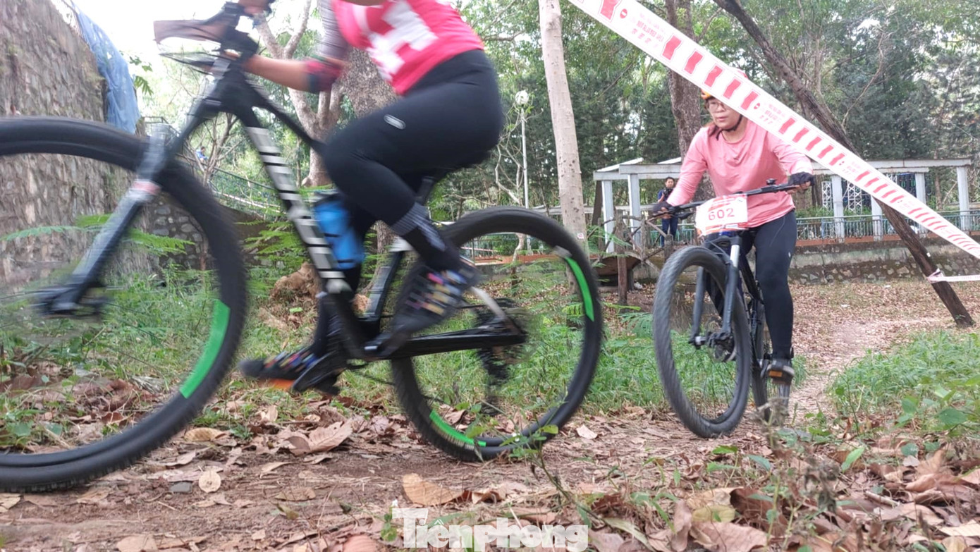 Công viên Thủ Dầu Một có diện tích khoảng 10ha, rộng lớn và lâu đời nhất tại tỉnh Bình Dương. Công viên có nhiều cây cổ thụ, địa hình khá lý tưởng để tổ chức giải đua xe đạp. Công viên Thủ Dầu Một có diện tích khoảng 10ha, rộng lớn và lâu đời nhất tại tỉnh Bình Dương. Công viên có nhiều cây cổ thụ, địa hình khá lý tưởng để tổ chức giải đua xe đạp.