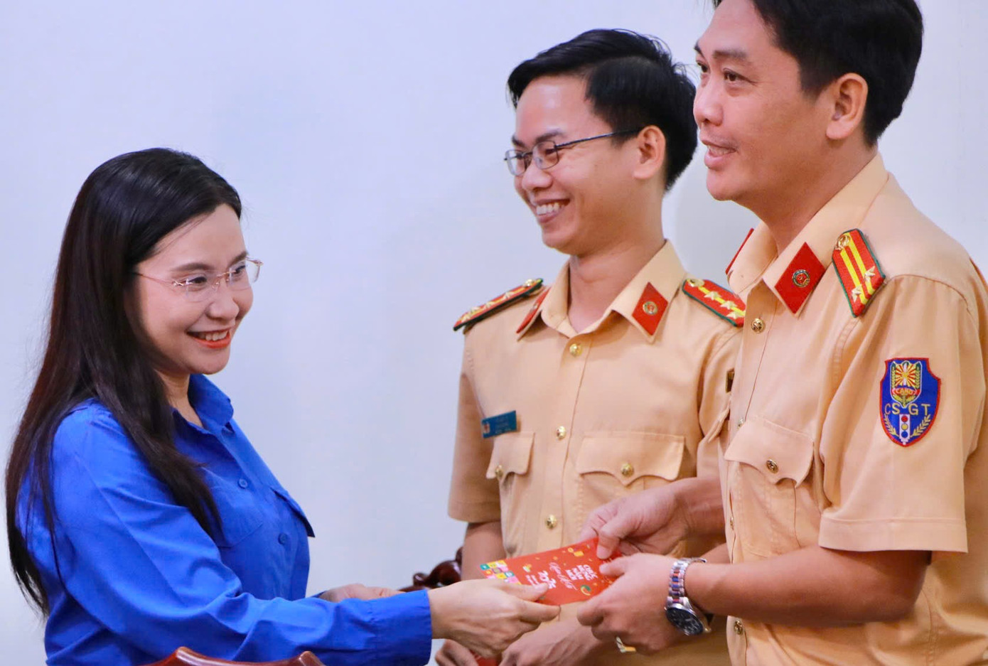 Chị Nguyễn Phạm Duy Trang - Bí thư BCH Trung ương Đoàn, Chủ tịch Hội đồng Đội Trung ương lì xì cán bộ, chiến sĩ CSGT. Chị Nguyễn Phạm Duy Trang - Bí thư BCH Trung ương Đoàn, Chủ tịch Hội đồng Đội Trung ương lì xì cán bộ, chiến sĩ CSGT.