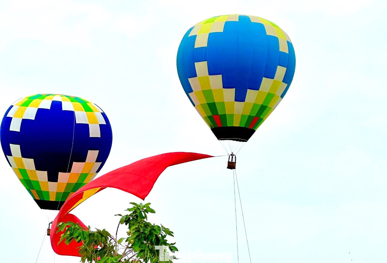 Trong 2 ngày 1 và 2/1, ngoài giải đua xe đạp địa hình, tại Bình Dương còn diễn ra Lễ hội Khinh khí cầu với chủ đề "Bay cao thành phố của tôi"; Phiên chợ "Văn hóa Ẩm thực - Đất Thủ"; Lễ hội Carnival "Đất Thủ-Vũ điệu hướng tới tương lai". Trong 2 ngày 1 và 2/1, ngoài giải đua xe đạp địa hình, tại Bình Dương còn diễn ra Lễ hội Khinh khí cầu với chủ đề "Bay cao thành phố của tôi"; Phiên chợ "Văn hóa Ẩm thực - Đất Thủ"; Lễ hội Carnival "Đất Thủ-Vũ điệu hướng tới tương lai".